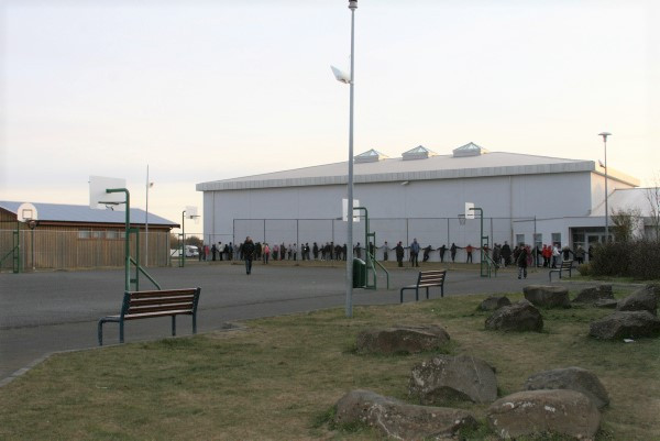 Einn af skólunum í Reykjanesbæ, hér faðmaður af nemendum hans.
