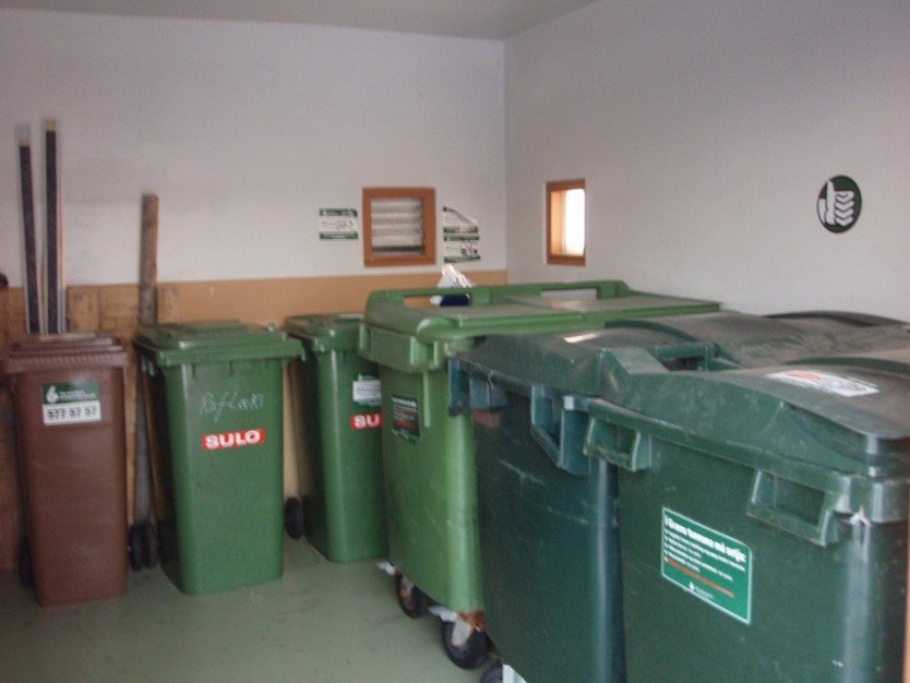 Endurvinnslutunnur í úrgangsrými Ráðhússins. Þar hefur úrgangur verið flokkaður síðan 2013.