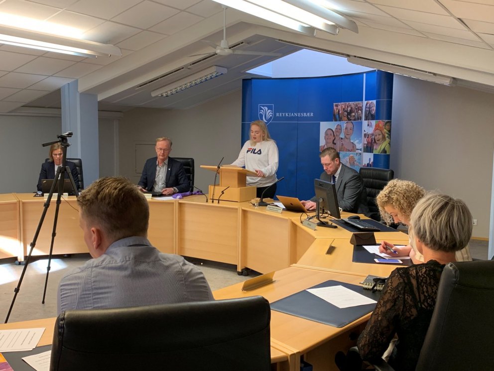 Bæjarstjórn mun yfirgefa risið í Ráðhúsinu þann 20. ágúst nk. og færa sig yfir í Merkines, Hljómahö…