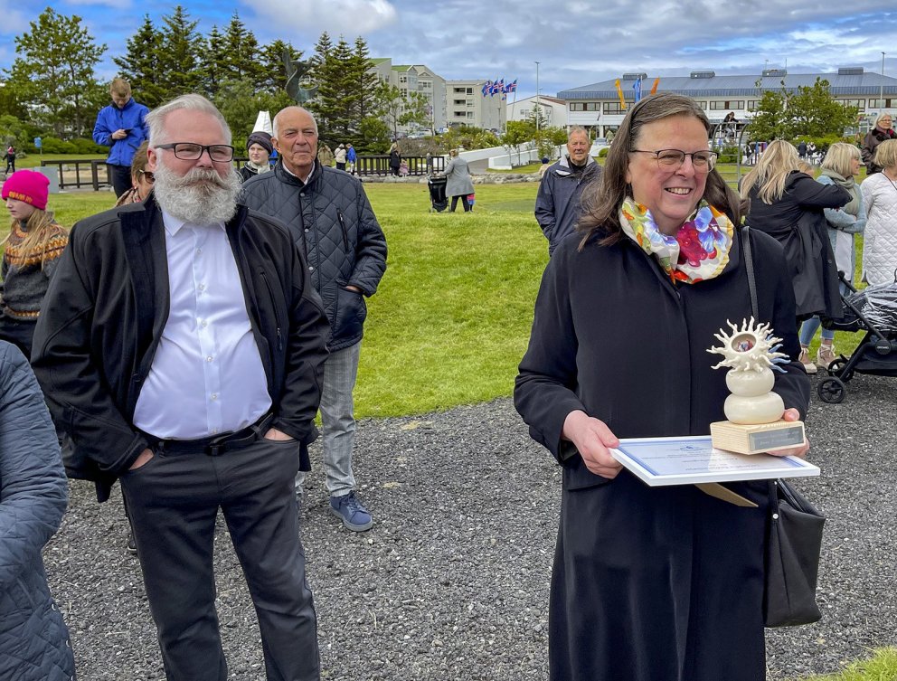 Mynd: Víkurfréttir. Karen með verðlaunagripinn Vöxt sem keramikhönnuðurinn Arnbjörg Drífa Káradótti…