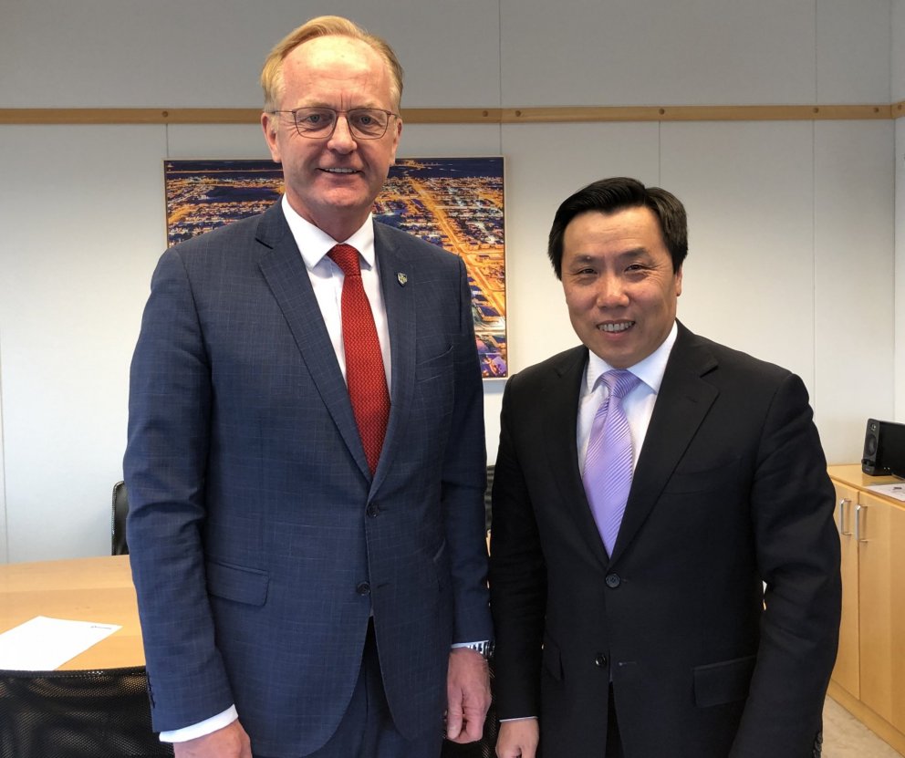 Kjartan Már og hr. Jin Zhijian á skrifstofu bæjarstjóra í gær.