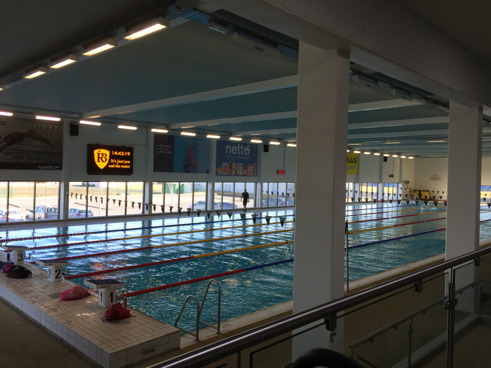 Horft inn í innilaug Sundmiðstöðvar.