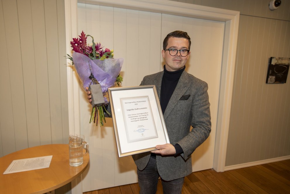 Sonur Valgerðar, Ingvar Hjálmarsson, tók á móti Súlunni í fjarveru móður sinnar. Hér er hann með ve…