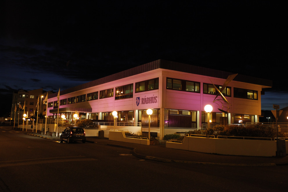 Bleiklýst Ráðhús í bleikum október.