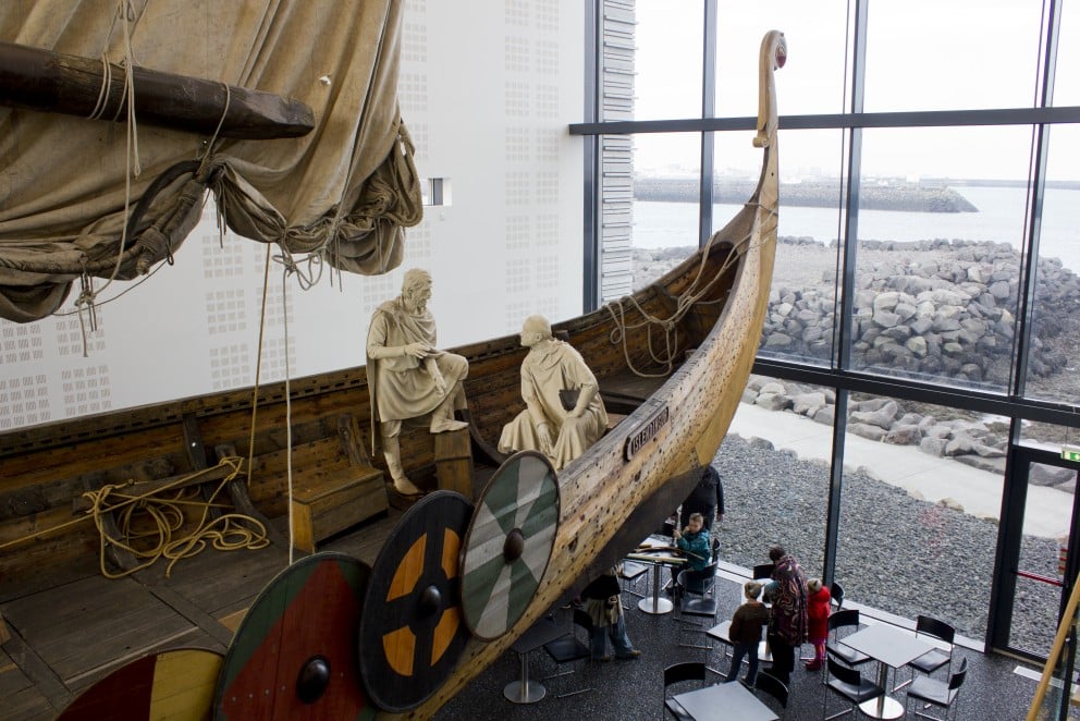 Úr Víkingaheimum. Hluti Íslendings og gestir safnsins.