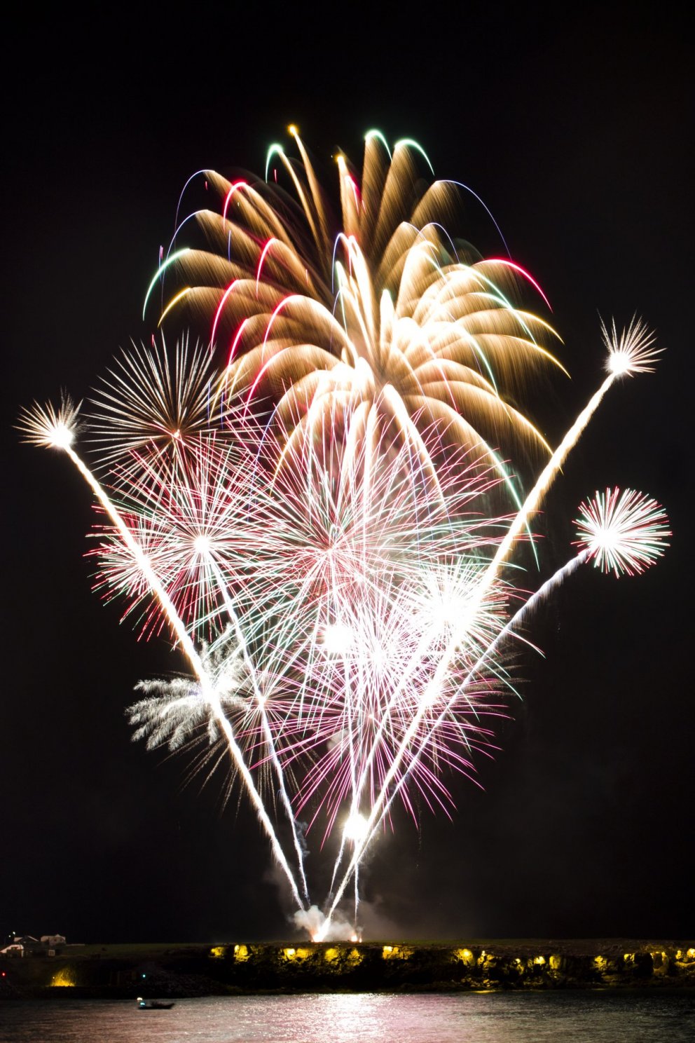 Einn af hápunktum ljósanætur er flugeldasýningin á Berginu. Ljósmynd: OZZO