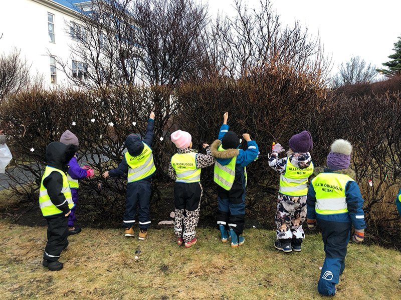 Leikskólabörn að skreyta Aðventugarðinn