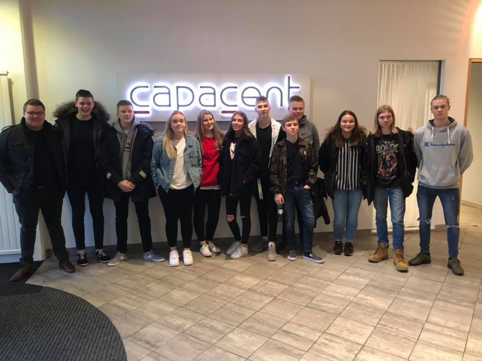 Fulltrúar í ungmennaráði Reykjanesbæjar í höfuðstöðvum Capacent að fundi loknum.