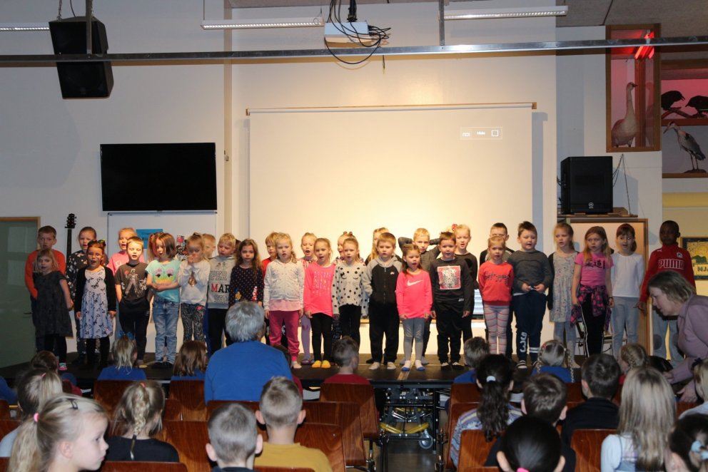 Fyrstu bekkingar í Njarðvíkurskóla voru meðal þeirra nemenda sem sungu á sal í morgun í tilefni af …