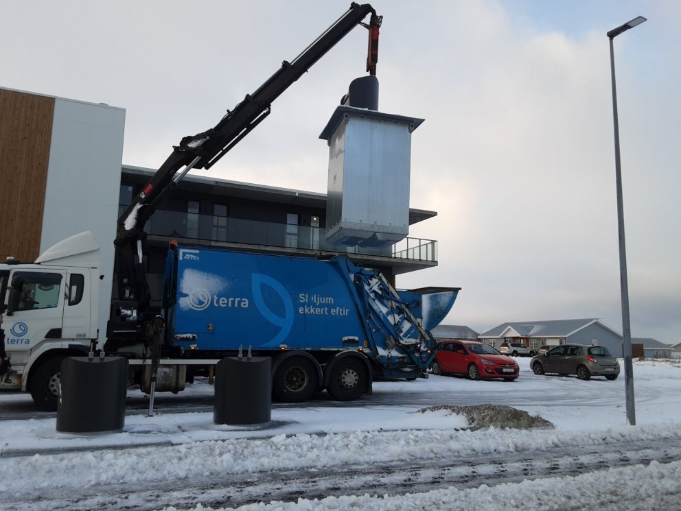 Myndin sýnir frá því hvernig djúpgámarnir eru losaðir en hún gefur glögga mynd af því hvernig djúpg…
