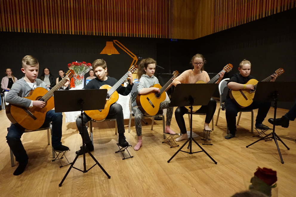 Gítarnemar í Tónlistarskóla Reykjanesbæjar við tónlistarflutning á lokahátíð Stóru upplestrarkeppni…