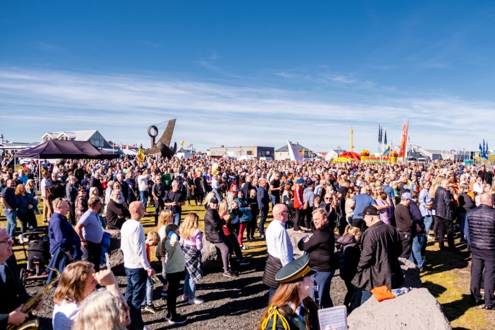 Ljósmynd tekin á Ljósanótt 2022 sem sýnir mannmergð á hátíðarsvæði