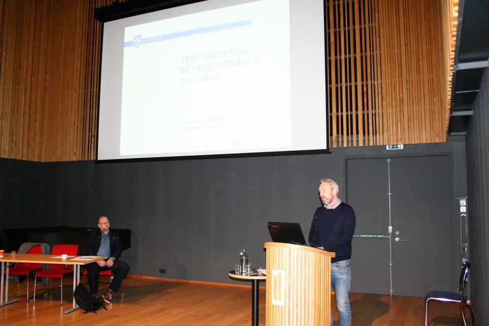 Eysteinn Eyjólfsson formaður umhverfis- og skipulagsráðs fylgdi endurskoðuðu skipulagi úr hlaði á í…