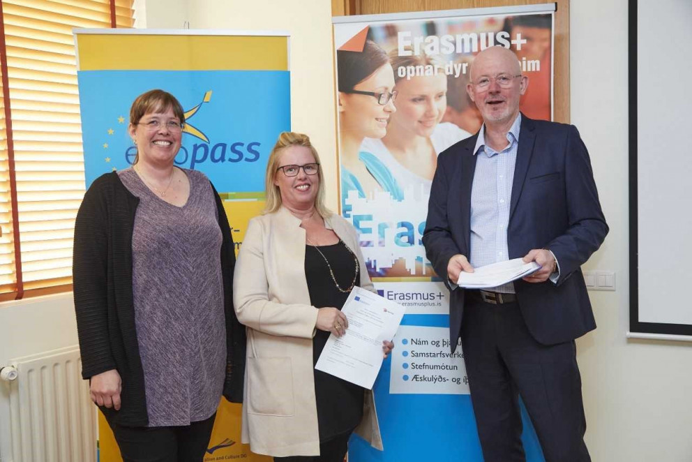 Anna Sofia Wahlström deildarstjóri á Holti og Kristín Helgadóttir leikskólastjóri Holts taka á móti…