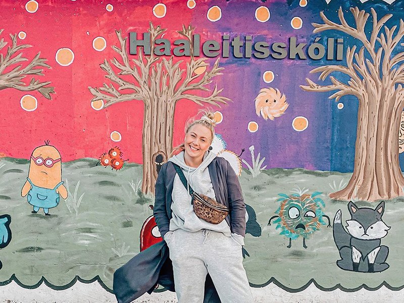 Erna Kristín fyrir utan Háaleitisskóla