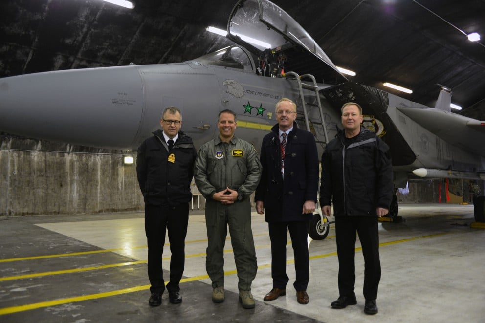 Kjartan Már Kjartansson ásamt liðsforingja flugdeildarinnar, Mark Sadler, og fulltrúum Landhelgisgæ…