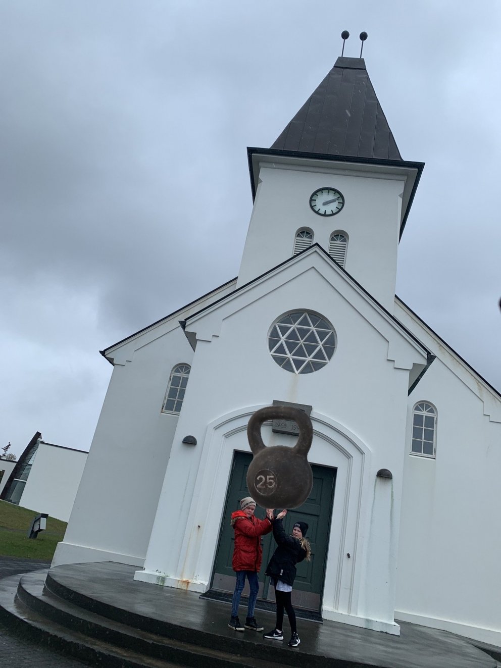 Frænkurnar lyfta heimsins þyngstu ketilbjöllu með Guðs hjálp