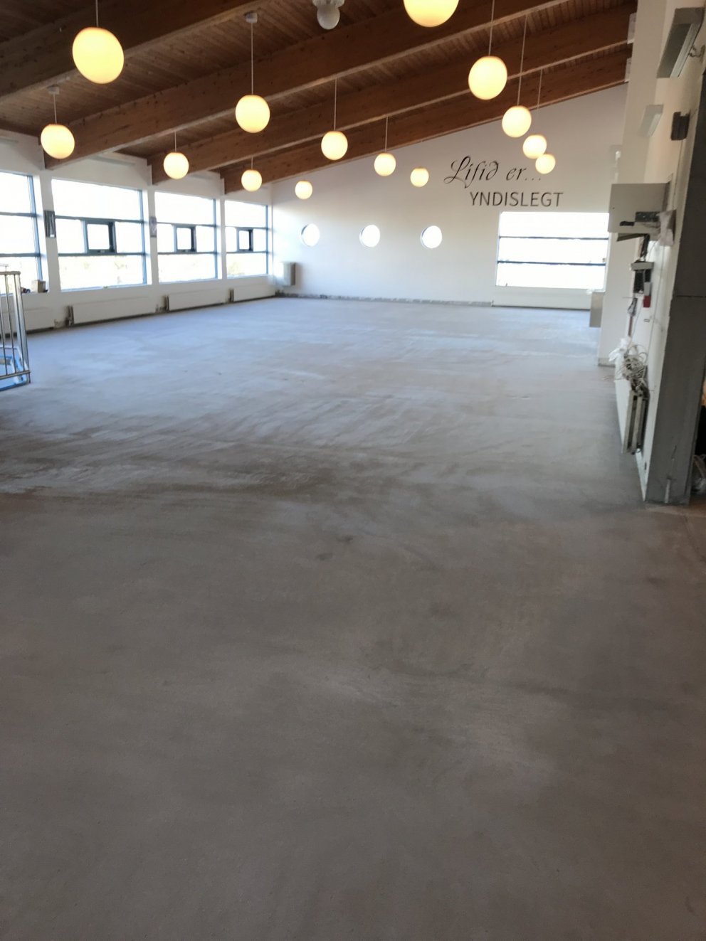 Svona er staðan á framkvæmdum á afgreiðslusal Sundmiðstöðvar. Búið að rífa afgreiðslu og fjarlægja …