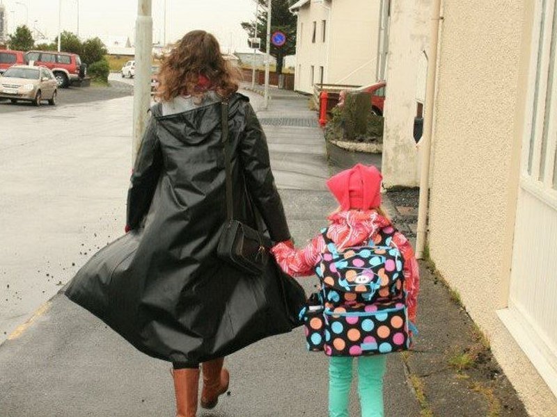 Arkað eftir Brekkustíg til Njarðvíkurskóla fyrsta skóladaginn.