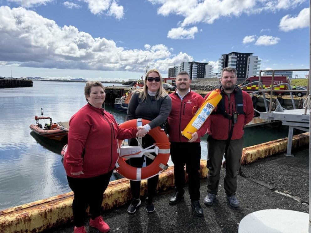Á mynd eru formaður slysavarnadeildarinnar Dagbjargar Sigurlaug Erla Pétursdóttir, Berglind Ásgeirs…