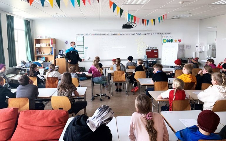 Gunnar Helgason að leiða námskeið í skapandi skrifum