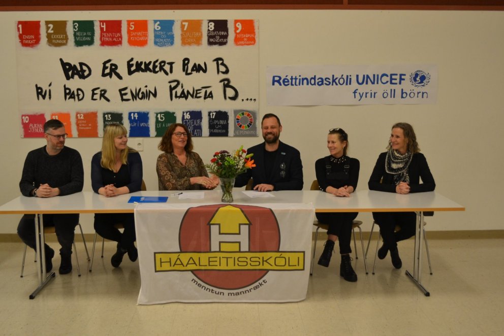 Forsvarsmenn UNICEF á Íslandi og Háaleitisskóla í Reykjanesbæ skrifuðu undir samstarfssamning um að…