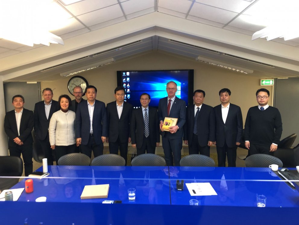 Hópurinn sem heimsótti Reykjanesbæ í gær, ásamt Kjartan Má Kjartanssyni bæjarstjóra, Sigurgesti Guð…