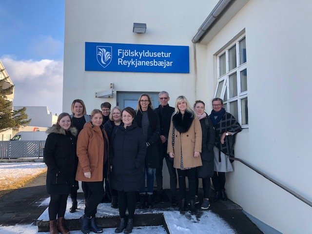 Starfsfólk þjónustumiðstöðvar Árbæjar og Grafarholts utan við Fjölskyldusetrið þar sem tekið var á …