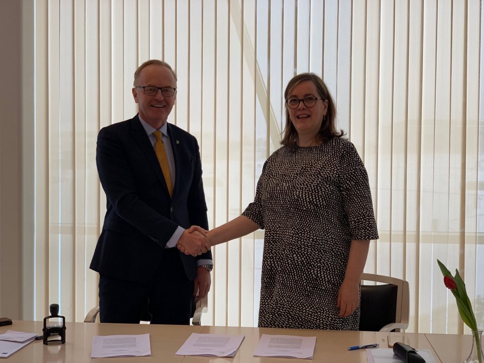 Svandís Svavarsdóttir heilbrigðisráðherra og Kjartan Már Kjartansson bæjarstjóri handsala samningin…