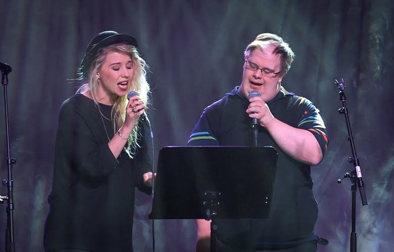 Salka Sól og Davíð Már Guðmundsson syngja dúett