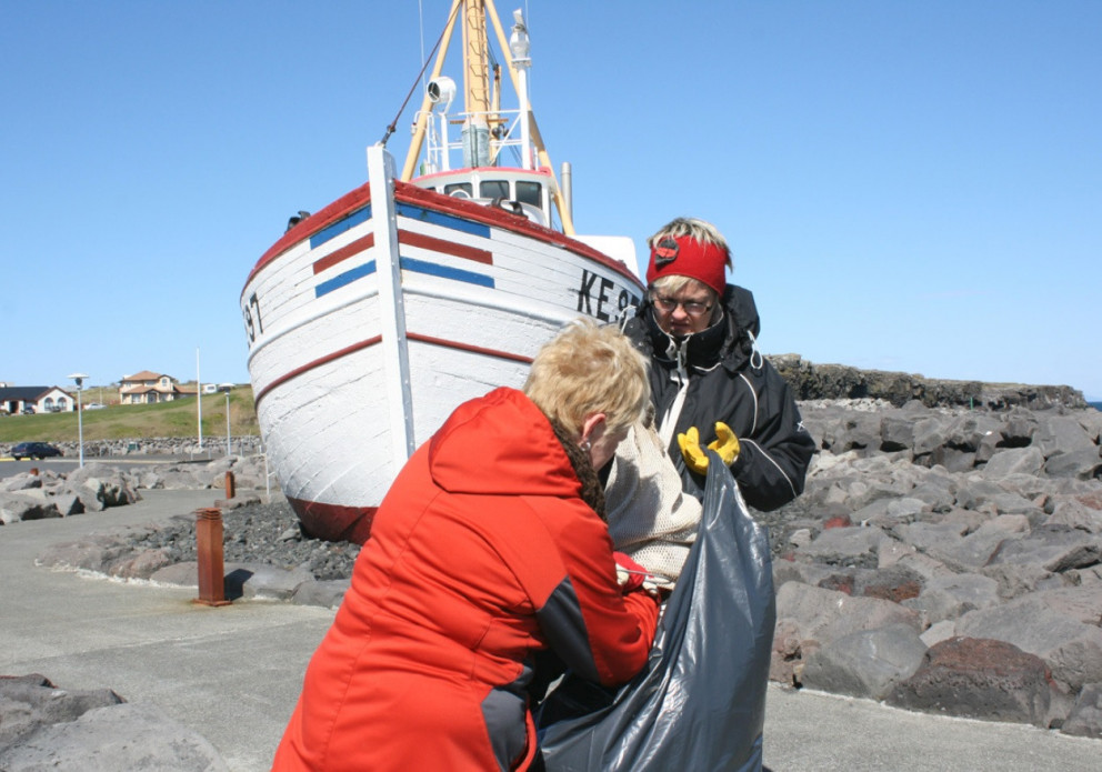 Fólk við hreinsun við Strandleið í Reykjanesbæ. Ljósmynd: Blái herinn