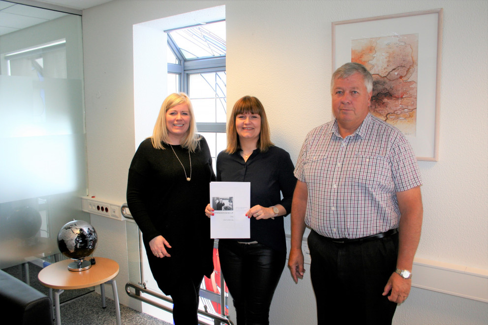 Við handsölun samningsins, f.v. Ragnheiður Eyjólfsdóttir HS Veitum, Helga María Finnbjörnsdóttir va…