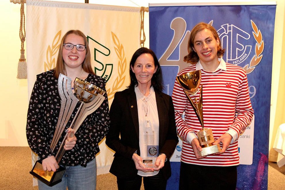 Ásta Katrín Helgadóttir handhafi Hvataverðlauna ÍF 2019 á milli Bergrúnar Óskar Aðalsteinsdóttur og…