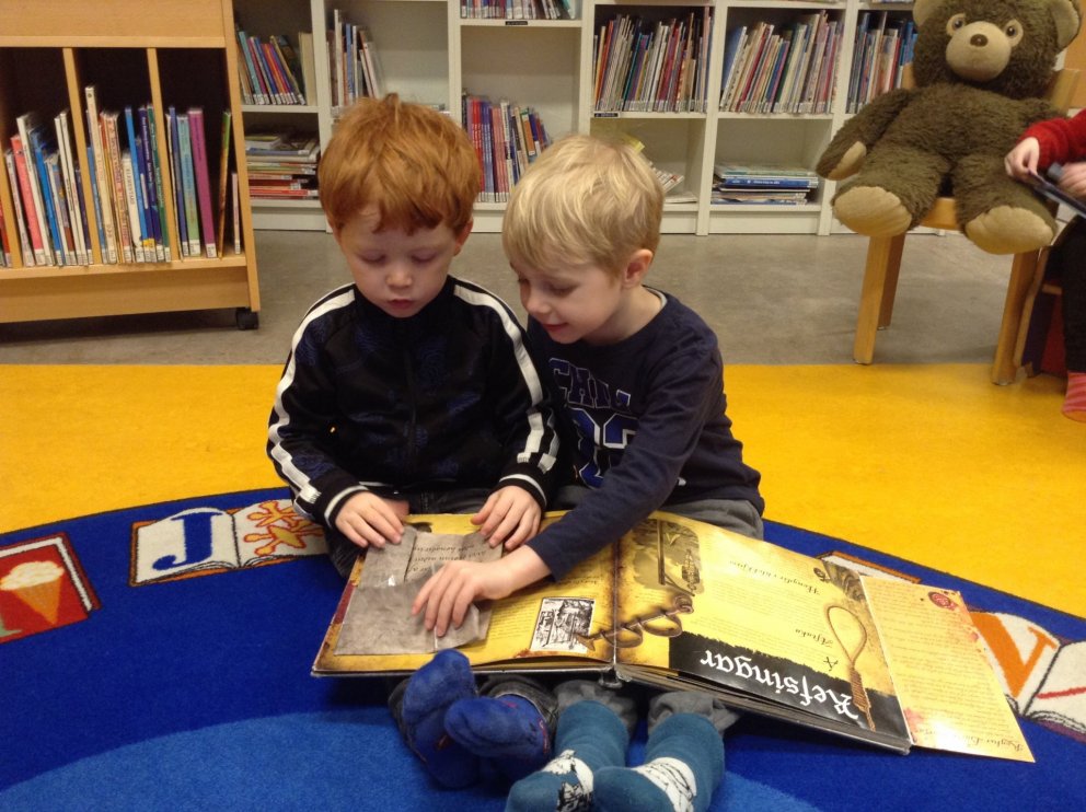 Leikskólabörn í Reykjanesbæ eru dugleg að lesa og handfjatla bækur. Reglulegar ferðir í Bókasafn Re…