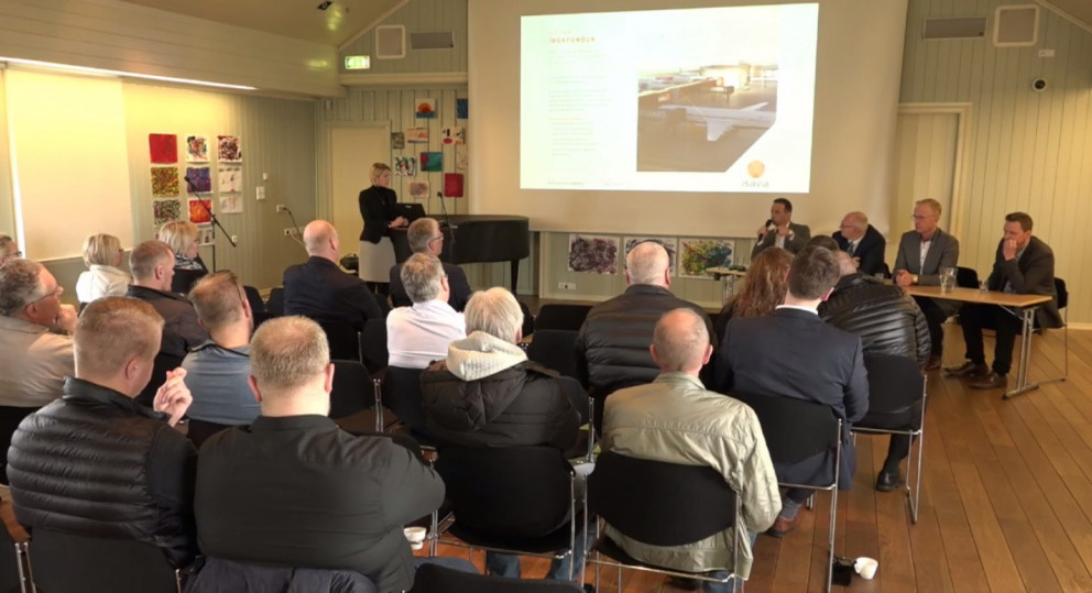 Klippa af útsendingu Víkurfrétta á Facebook frá íbúafundinum.