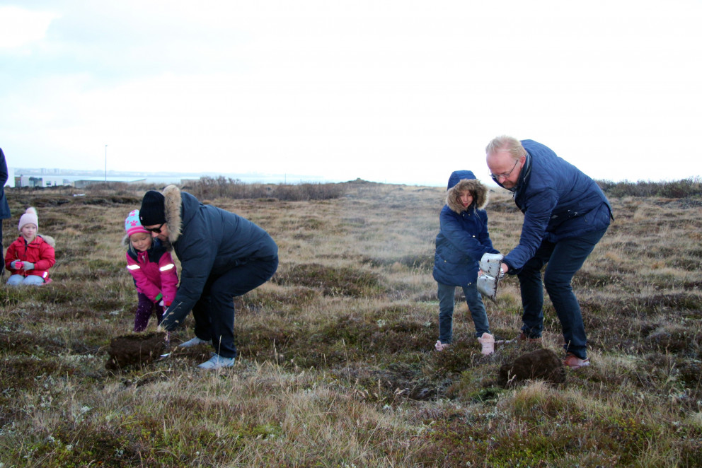 Tinna Rut naut aðstoðar föður síns Sigvalda Lárussonar og Hera Björg frá Kjartani Má Kjartanssyni b…