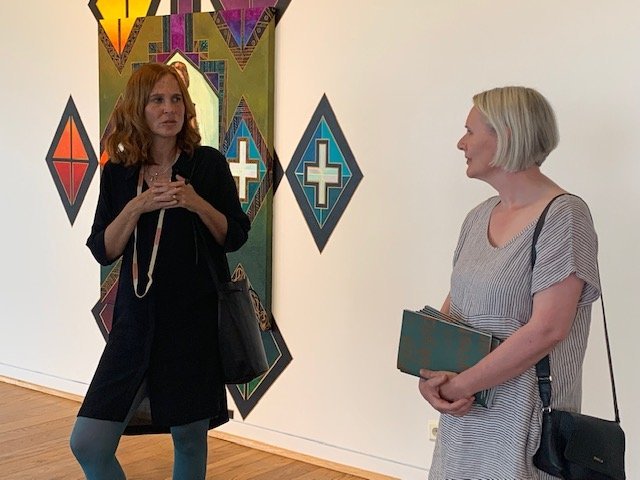 Listakonan Erla S. Haraldsdóttir og Inga Þórey Jóhannsdóttir sýningarstjóri við leiðsögn um sýningu…