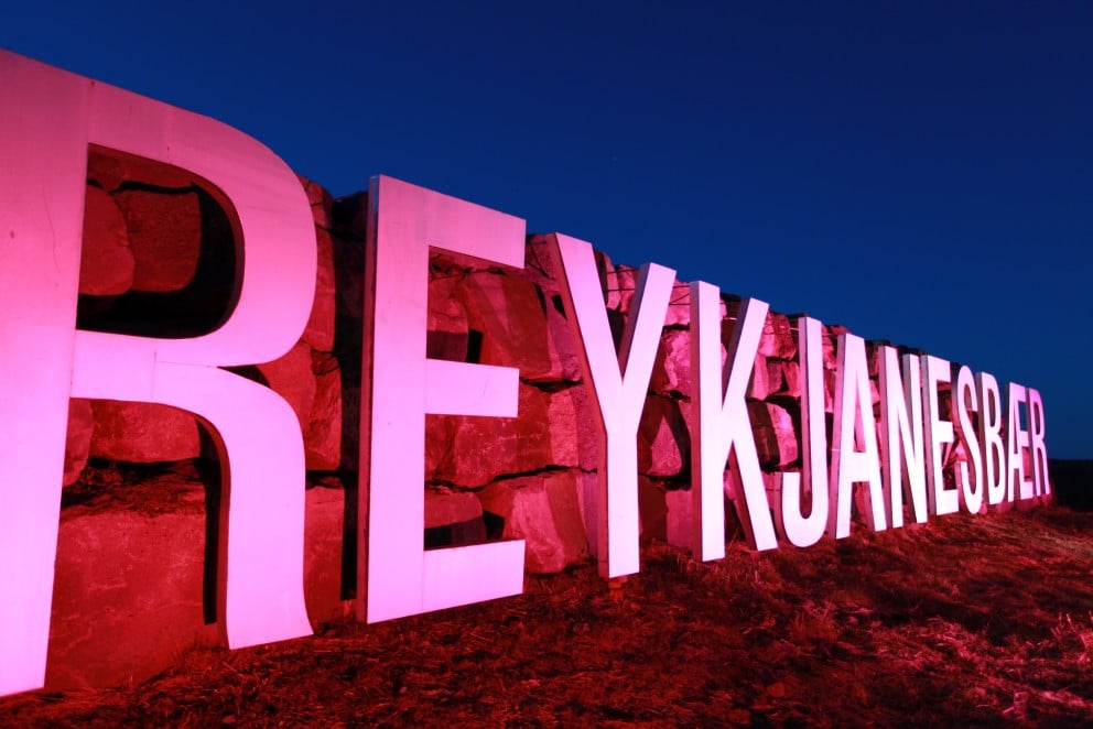 Bleiklitað bæjarhlið.