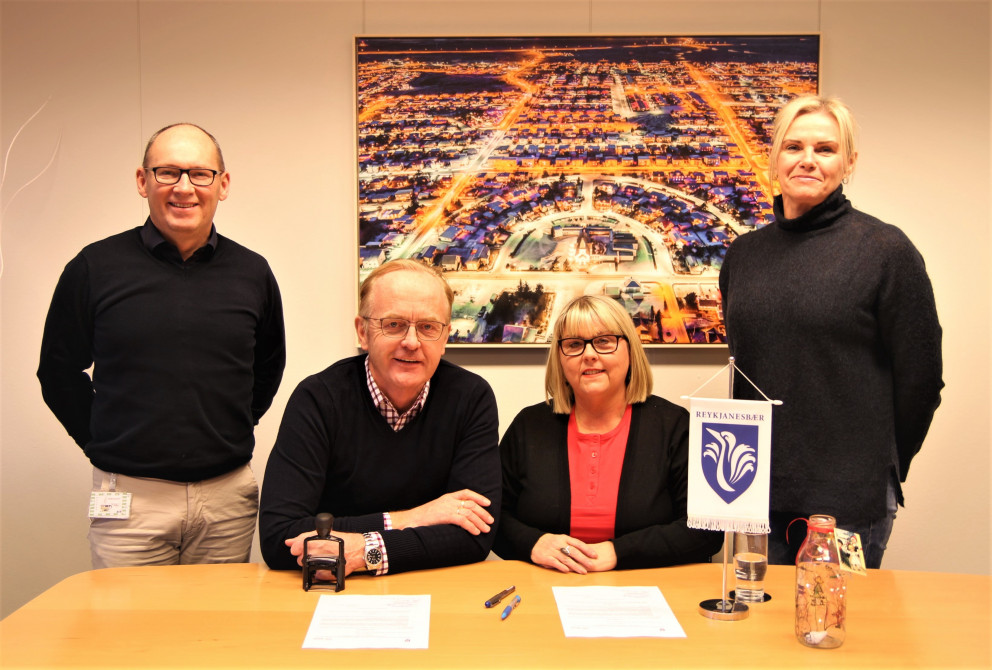 Helgi Arnarson sviðsstjóri Fræðslusviðs, Kjartan Már Kjartansson bæjarstjóri, Karen Valdimarsdóttir…