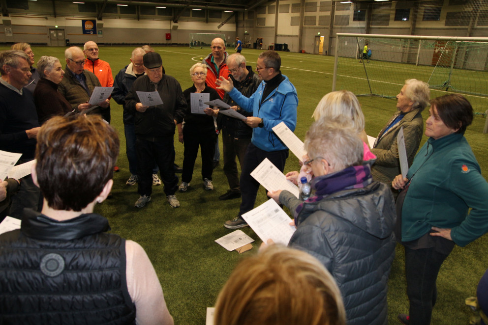 Janus Guðlaugsson útskýrir kerfið fyrir nýja hópnum sem var á gönguæfingu í Reykjaneshöll.