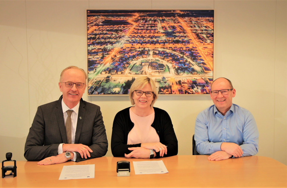 Kjartan Már Kjartansson bæjarstjóri Reykjanesbæjar, Sigrún Árnadóttir bæjarstjóri Sandgerðis og Hel…