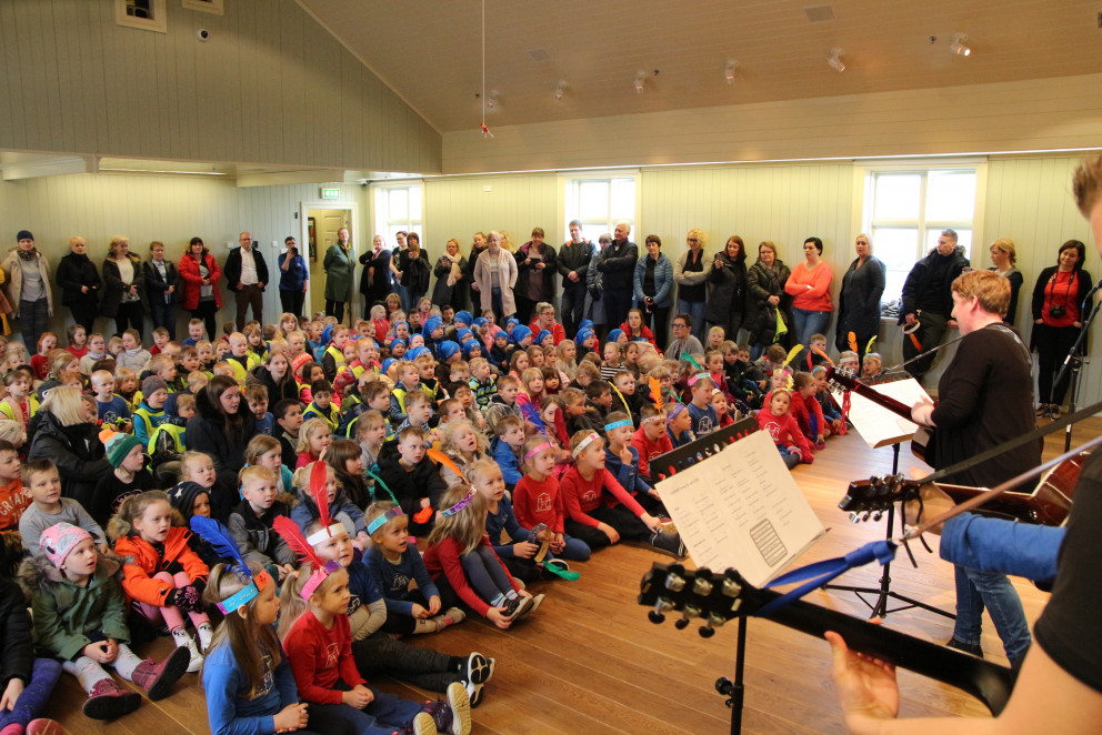 Elstu leikskólabörnin í Reykjanesbæ syngja hér inn Listahátíð barna árið 2018.
