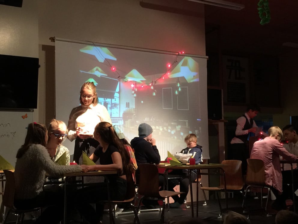 Frá hátíð í Njarðvíkurskóla, nemendur í 9. HH sýndu frumsamið leikrit.