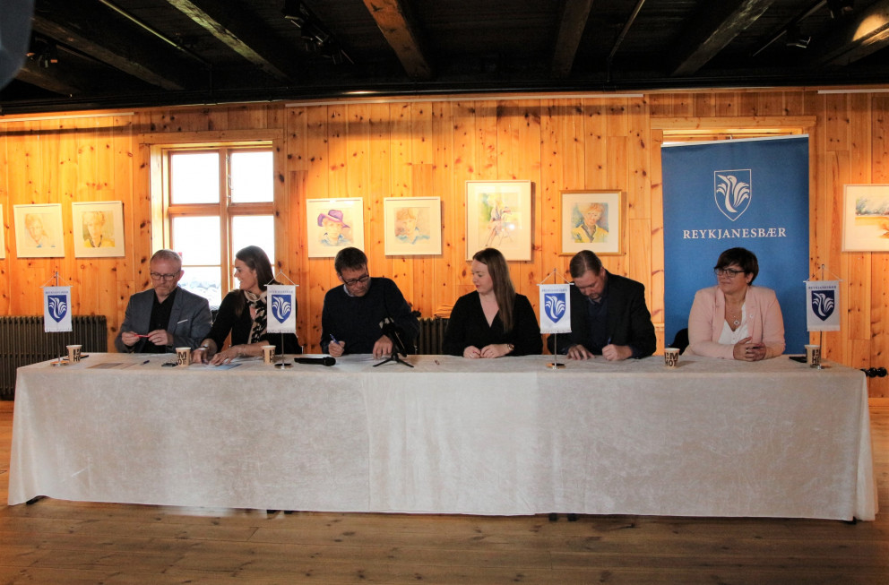 Frá undirritun málefnasamningsins, f.v. Guðbrandur Einarsson Beinni leið, Díana Hilmarsdóttir Frams…