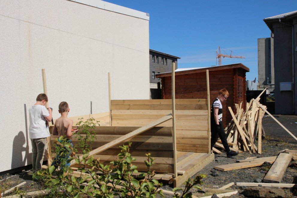 Þessir ungu menn þurftu ekki að sækja um byggingarleyfi fyrir byggingu kofans en miðað við áræðni þ…