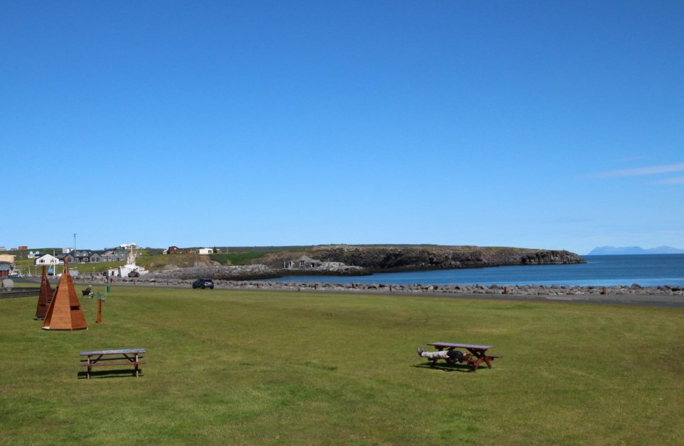 Bekkurinn á Bakkalág er kjörinn til slökunar eins og þessi ferðamaður uppgötvaði í sumar.