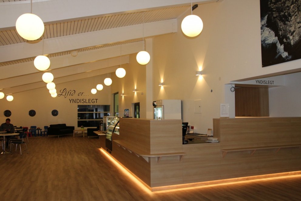 Glæsileg afgreiðsla í Sundmiðstöð sem endurnýjuð var á síðasta ári. Þá hefur aðgangsstýringu verið …