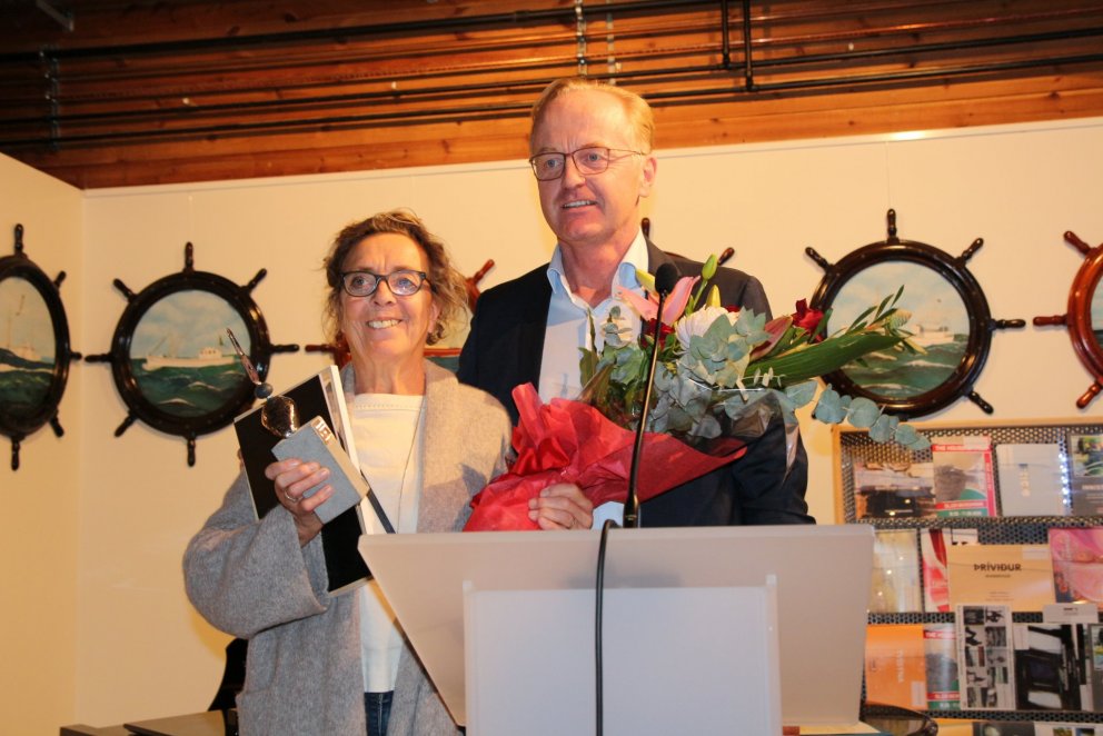 Sossa Björnsdóttir listakona fékk menningarverðlaun Reykjanesbæjar árið 2018. Hún sést hér taka við…