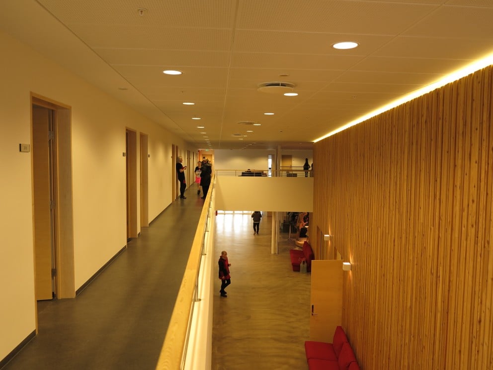 Horft eftir gangi á efri hæð Tónlistarskóla Reykjanesbæjar.