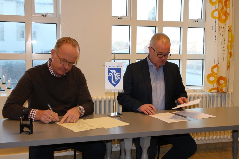 Kjartan Már Kjartansson bæjarstjóri Reykjanesbæjar og Páll Daníel Sigurðsson framkvæmdastjóri Eykta…